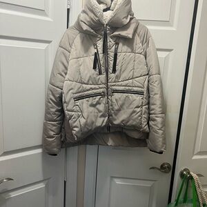 Stylish Puffer Jacket in Gray